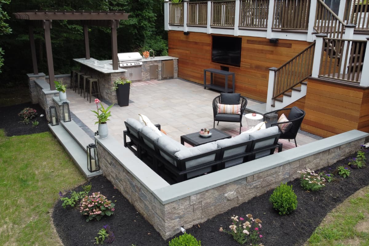 large entertainment patio with built-in grill, bar, and outdoor TV